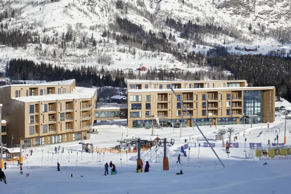 widok z stoku narciarskiego na apartamenty SkiStar Lodge Hemsedal