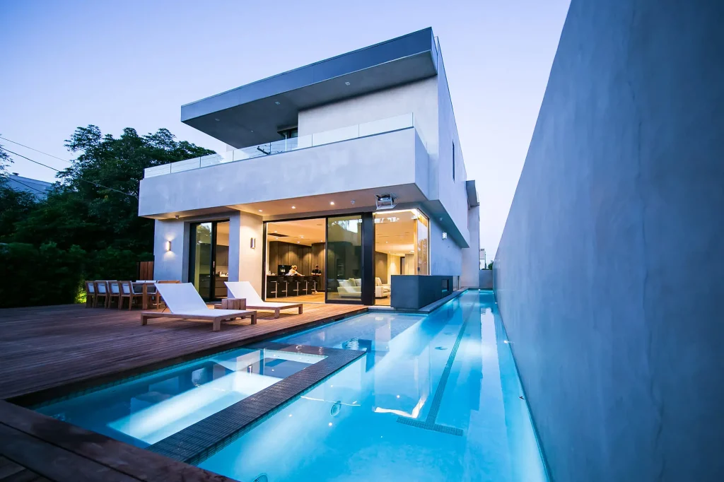 basen wraz z tarasem domu w Hollywood po zachodzie słońca