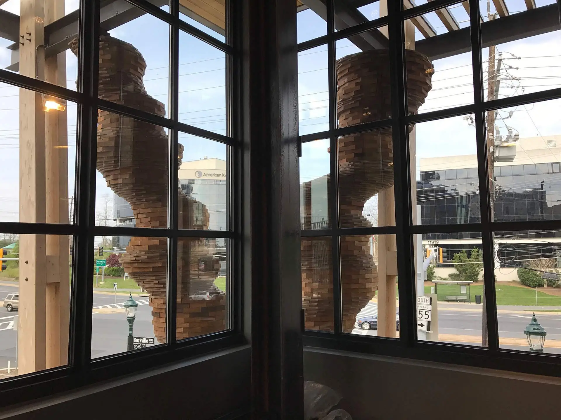 Kebony inspiracje Rzeźba REI widok na nią z budynku