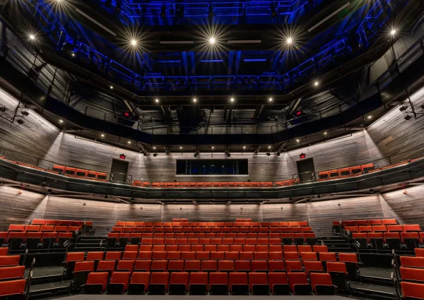 Kebony inspiracje Teatr do kwadratu liczna ilość miejsc siedzących na sali
