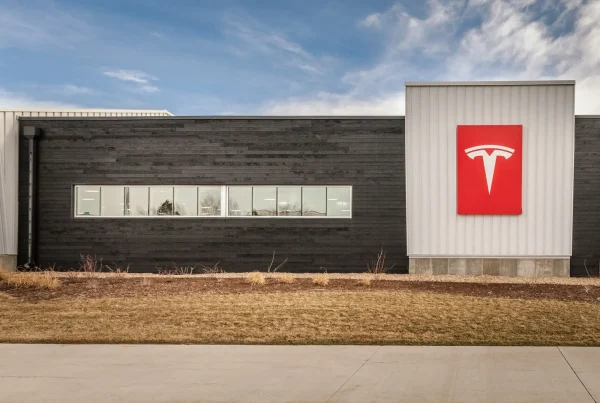 duże logo salonu Tesla